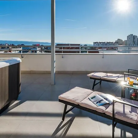 Penthouse Felicita سبليت